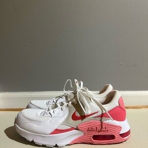 WOMANS NIKE RUNNERS